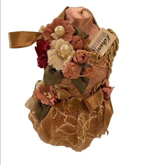 💕Katherine’s Collection Victorian Ballerina Bust Form Ornament - Picture 1 of 7